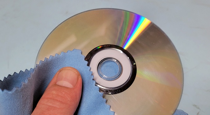 easily clean cd, dvd and blu-ray discs