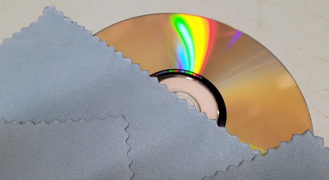 how to clean cd and dvd discs