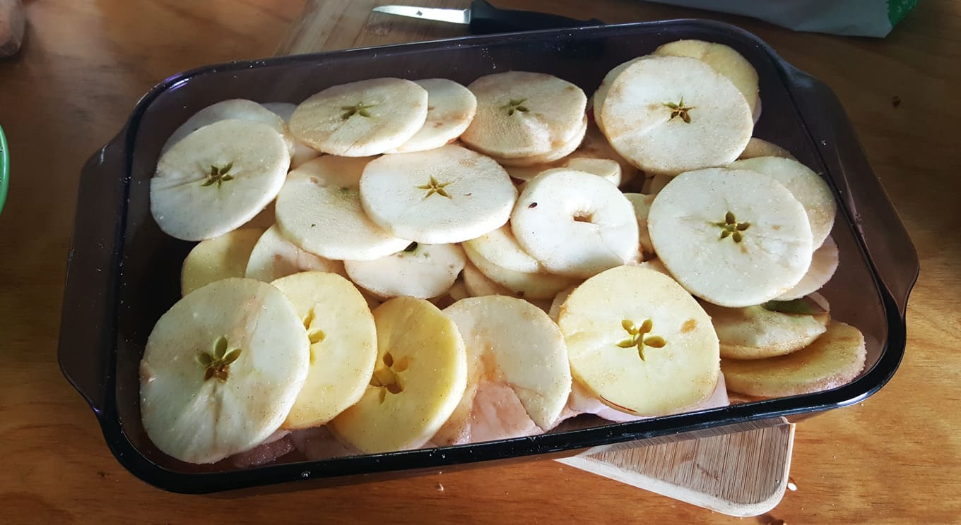 evenly spread apples coated with sugar | apple crisp recipe