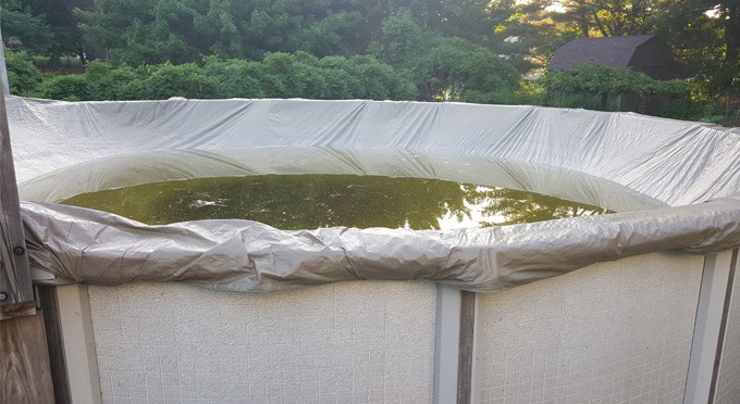 couverture de piscine avec de l'eau